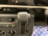 【インパネシフト】シフト操作のしやすいインパネシフトです。足元が広くなりすっきりしますので、大柄な方でも快適に運転ができます。