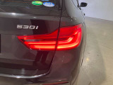 L字型リアコンビランプ:BMWの伝統的なデザインのひとつです。夜間でも誰が見てもBMWとわかる印象的なデザイン。