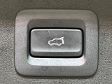 【パワーバックドア】スマートキーや運転席のボタンを押すだけでリアゲートが自動で開閉します!荷物を持っている時や、高い位置にあるバックドアを閉める際に便利な機能です♪