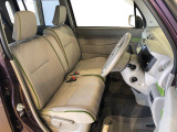 運転席の座面高さを調整できるシートリフターが付いています。フロントシートはベンチシートを採用で、座面も広く使い勝手もいいですよ♪