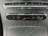 メモリー付きパワーシートが装備されている車両はシートの位置・ドアミラーの角度・ハンドルの位置を3名まで記憶出来ます。
