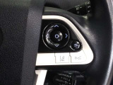 ステアリングには運転中でも簡単に操作できる各種スイッチついてます