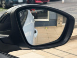 ブラインドスポットモニターシステム 斜め後方のブラインドスポット(死角)に存在する後続車両を感知して、警告灯を点灯させます。