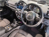 MINIの内装はとにかく『円』に拘ったデザインコンセプトが一目で伝わってきます。これほど円形に拘った車は他に御座いません。伝統のデザイン、トグルスイッチなど遊び心のある内装で御座います。
