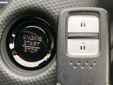 【Hondaスマートキー】カバンやポケットに入れたままでもドアの施錠・解錠が可能なスマートキーを装備。エンジンのオン・オフ時もカギを取り出す必要が無いからとっても便利です♪