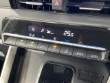 【オートエアコン】一度お好みの温度に設定すれば、車内の温度を検知し風量や温度を自動で調整。暑い…寒い…と何度もスイッチ操作をする必要はありません。快適な車内空間には必須の機能ですね♪