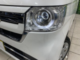 【LEDヘッドライト】悪天候や夜間走行時も良好な視界を確保し安心して運転できる高輝度LEDヘッドライトを装備!点灯速度が早く、消費電力も抑えられています。