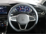Volkswagen全車共通の上質な本革を使用した手触りのしっとりとしたステアリングです。唯一素肌が触れるハンドルは上位モデルと同じ握り心地になっております。