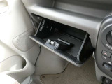 助手席前には車検証の収納に便利なグローブBOXが備わっています。