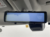 【デジタルルームミラー】車両後方カメラの映像をルームミラーに映すことが出来ます。 そのため、後席に人や荷物があって後方が見えづらい場合でもしっかり視界を確保することが出来ます。