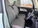 フロントベンチシートが運転席足元もゆったり、広々快適です、助手席へのウォークスルーも楽々可能ですよ☆