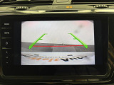 ギアをリバースに入れると車両後方の映像を映し出します。画面にはガイドラインが表示され、車庫入れや縦列駐車などの際に安全確認をサポートします。