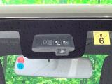 【スズキ セーフティサポート】走行中に前方の車両等を認識し、衝突しそうな時は警報とブレーキで衝突回避と被害軽減をアシスト。より安全にドライブをお楽しみいただけます。