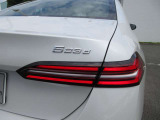 L字型の特徴的なテールランプが、後のドライバーへBMWを印象付けます。