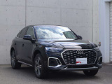 デザイン・ボディカラーが都会的な建物にも非常に良く映えます。クール・知的。Audiの持つ「品の良さ」が伝わってきます。