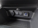 【USB/HDMI入力端子】HDMI規格のデータ入力端子、デジタル機器をつないで高画質、高品質データを車の中で楽しむことができます。USBポートは給電・データ入力に対応しています