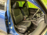 運転席まわりには十分なスペースがあり、大柄な方でもゆったり運転していただける環境です。