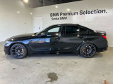 車のドア周辺を光で照らし、乗員を迎え入れるウェルカムライトカーペット。エレガントな演出だけでなく、夜間の乗り降りりをより快適にで安全なものにします。