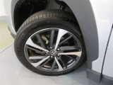 トヨタ純正アルミホイール。タイヤサイズは、225/50R18です。