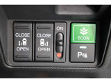 乗り降りラクラクな両側パワースライドドアが装備されてます。運転席からもリモート操作が可能です。外からはリモコンキーで開閉することができます。巻き込み防止機能もありますので安心です。