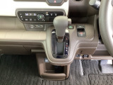 足元スッキリ、インパネシフトです。パーキングブレーキは電子制御パーキングブレーキタイプなので、運転席と助手席の間がスッキリしています。