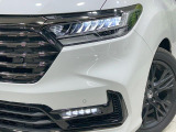 【LEDヘッドライト】悪天候や夜間走行時も良好な視界を確保し安心して運転できる高輝度LEDヘッドライトを装備!点灯速度が早く、消費電力も抑えられています。