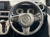 インテリアに合わせたデザインのステアリングは、運転される方のことも考え、運転しやすい形状、大きさです。是非一度、実際に触ってお確かめください。