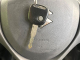 【キーレス】少し離れた場所からでもボタン一つでドアの開錠・施錠ができるのでとっても便利!ドアの鍵穴周りに傷をつけることもありません♪