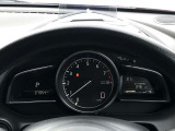 【アクティブ・ドライビング・ディスプレイ】コンバイナーにルートや車速などの情報を表示し、ドライバーの視線移動と、焦点調整の 時間をさらに短縮する事で、わき見のリスクを低減し ます。