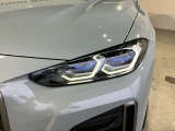 BMWレーザーライト:ハイビーム点灯時の照射距離を従来のロービームの2倍の600mまで可能にます。ブルーのデザインアクセントも装備されます。