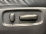 【パワーシート】スイッチ一つで簡単にシートの微調整が可能!電動だから力もいりません!自分に最適なシートポジションにセットして、快適なドライブをお楽しみください。
