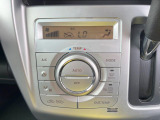 【オートエアコン】一度お好みの温度に設定すれば、車内の温度を検知し風量や温度を自動で調整。暑い…寒い…と何度もスイッチ操作をする必要はありません。快適な車内空間には必須の機能ですね♪