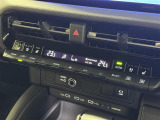 【左右独立オートエアコン】左右独立型、いわゆるデュアルエアコンです。運転席と助手席でそれぞれお好みの温度を設定可能です。