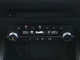 【フルオートエアコン】運転席と助手席の温度調整がそれぞれ出来るフルオートエアコン装備です。これなら暑がりなご主人、寒がりな奥様が同乗されても問題ないですね。