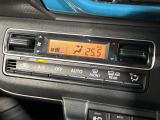 【オートエアコン】一度お好みの温度に設定すれば、車内の温度を検知し風量や温度を自動で調整。暑い…寒い…と何度もスイッチ操作をする必要はありません。快適な車内空間には必須の機能ですね♪