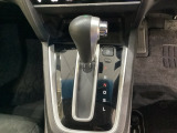CVT車のセレクトレバーです。低速から高速まで、変速ショックのないスムーズな走りを実現するとともに、エンジン効率のよい領域を維持することで燃費にも貢献します。