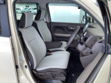フロント広々、ベンチシートの運転席は、ハイトアジャスターが付いているので、快適にドライブができます。ハンドルはテレスコピック機能で、ハンドル位置を上・下・手前・奥に調節できます。