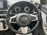 毎日触れるハンドル部分もキレイに保たれています♪もちろん安全を守るエアバックも装備しているので、安心です!