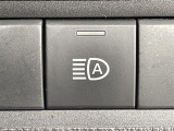【オートマチックハイビーム(AHB)】フロントウインドウガラス上部に設置された前方カメラにより、前方車両のランプや街路灯などの明るさを判定し、自動的にハイビームとロービームを切り換えてくれます!
