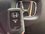 【Hondaスマートキー】カバンやポケットに入れたままでもドアの施錠・解錠が可能なスマートキーを装備。エンジンのオン・オフ時もカギを取り出す必要が無いからとっても便利です♪