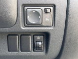 【電動格納ミラー】サイドミラーは電動格納式となっており、狭い駐車場でもキズがつくリスクを抑えられます。