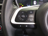 ステアリングには運転中でも簡単に操作できる各種スイッチついてます