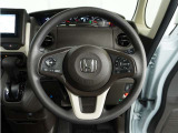 【Honda SENSING】 カメラ等装置で精度の高い検知能力を発揮、安全運転を支援します。ステアリング上のコントローラーに注目!