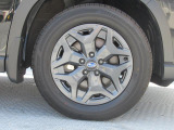 スバル純正17インチアルミホイール。 タイヤサイズは225/60R17。
