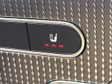 ●フロントシートヒーティング:運転席・助手席共に三段階で調節が可能なシートヒーターを装備しております。季節を問わず快適にご使用いただけます。
