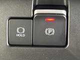 【電動パーキングブレーキ】パーキングブレーキは便利な電動式!ボタン一つで操作でき、アクセルを踏めば自動で解除されます♪レバーやペダルが無いので運転席廻りもすっきりしますね♪