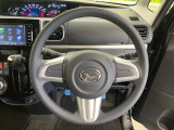 【スマートアシスト】前方車両との衝突の回避・軽減を緊急ブレーキで支援。また、前方に障害物がある状況でアクセルペダルを踏み込んだ場合に、急発進の防止を支援する機能も備えています。