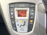 【オートエアコン】一度お好みの温度に設定すれば、車内の温度を検知し風量や温度を自動で調整。暑い…寒い…と何度もスイッチ操作をする必要はありません。快適な車内空間には必須の機能ですね♪