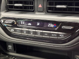 【オートエアコン】一度お好みの温度に設定すれば、車内の温度を検知し風量や温度を自動で調整。暑い…寒い…と何度もスイッチ操作をする必要はありません。快適な車内空間には必須の機能ですね♪