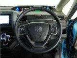 【Honda SENSING】 カメラ等装置で精度の高い検知能力を発揮、安全運転を支援します。ステアリング上のコントローラーに注目!